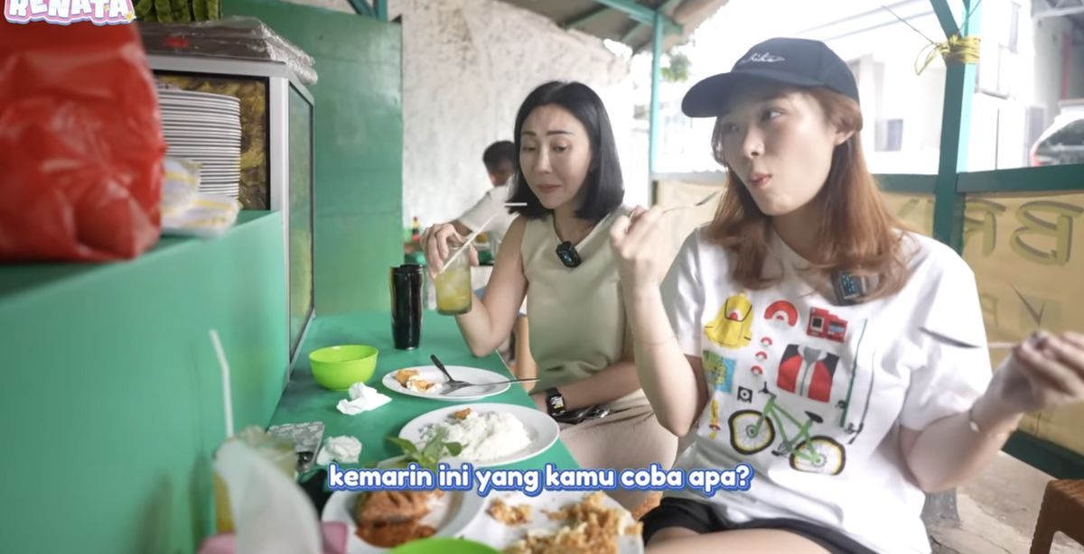 Livy Renata makan di warung kaki lima