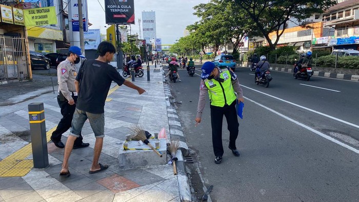 Lokasi kejadian penyapu jalan ditabrak angkot di Jalan Margonda, Depok.
