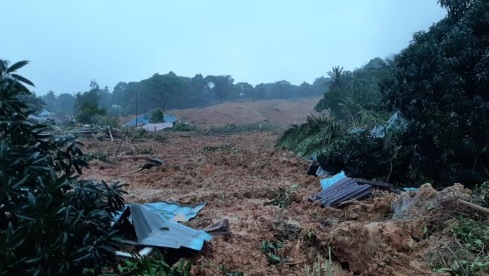 Longsor di Desa Pangkalan, Kecamatan Serasan, Kabupaten Natuna, Kepulauan Riau (Kepri)