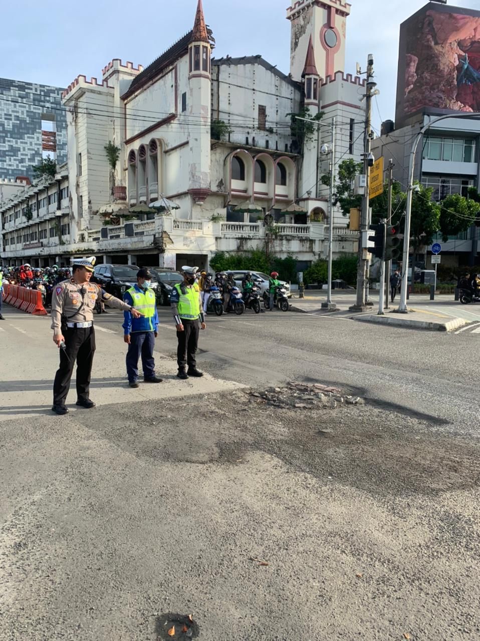 Lubang di tengah jalan perembatan Harmoni, Jakarta Pusat.