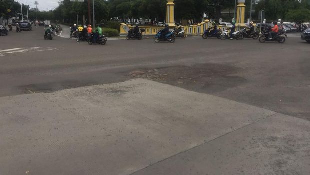 Lubang di traffic light Harmoni Jakarta Pusat.