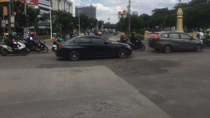 Lubang di traffic light Harmoni Jakarta Pusat.