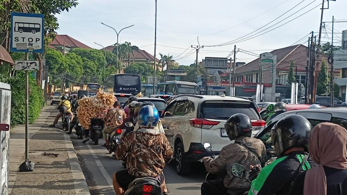 Macet di depan UIN Jakarta, Ciputat, Tangsel.