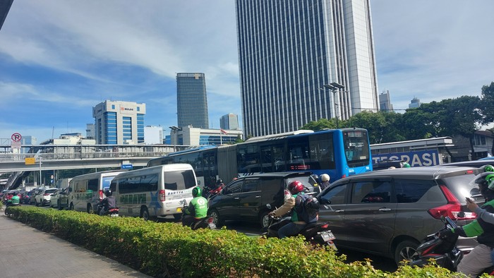 Macet parah di Jalan Gatot Subroto, Jakarta Selatan, Senin (6/3/2023)-(Rumondang-detikcom)