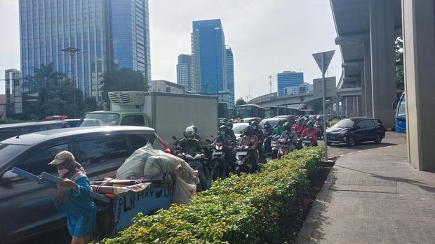 Macet parah di Jalan Gatot Subroto, Jakarta Selatan, Senin (6/3/2023)-(Rumondang-detikcom)