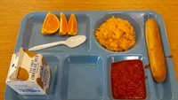 Setelah belajar seharian penuh, siswa ini kecewa melihat menu makan siangnya. Ia merasa tak akan kenyang dengan saus tomat, roti, telur dengan susu dan jeruk saja. Foto: The New York Post