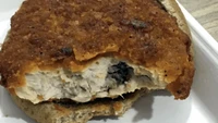 Burger yang disajikan oleh sekolah ini membuat para siswa khawatir. Penampilannya lebih mirip seperti makanan hampir busuk yang berusaha disajikan. Foto: The New York Post