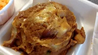 Mengaku menyajikan lasagna, hidangan ini terlihat menjijikan. Bentuknya yang berantakan terlihat seperti bongkahan makanan sisa. Foto: The New York Post
