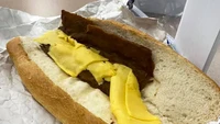 Sudah bersemangat menyantap roti yang enak, siswa sekolah ini dibuat kecewa. Isian sandwich yang diterimanya ternyata hanya setengah. Foto: The New York Post