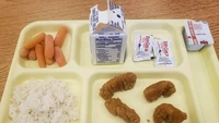 Sekolah bernama Parishville-Hopkinton Central School District, viral lantaran menu makan siang yang menyedihkan. Mereka hanya mediakan nasi dan empat potong ayam yang sangat kecil. Foto: The New York Post