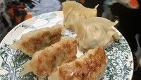 Di Serang, kuotie isi ayam ditawarkan Kuotie Jun yang harganya mulai dari Rp 10 ribu isi 5. Ada juga isi 15 seharga Rp 30 ribu. Semua sudah termasuk saos dan minyak bawang. Foto: kuotie_jun