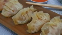 Jajan kuotie di Tebet bisa mencoba buatan Papa Dimsum. Tersedia di aplikasi ojek online, harga kuotie shantung isi 4 sekitar Rp 22 ribu, sedangkan isi 10 Rp 50.000. Foto: Papa Dimsum
