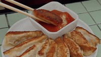 Jalan-jalan ke Pantjoran PIK enaknya jajan kuotie di Kuotie Shantung 68. Ada versi panggang atau goreng dengan isian daging ayam yang mantap. Harga per porsi mulai dari Rp 30 ribuan. Foto: kuotieshantung68_pik