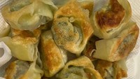 Kuotie enak bisa bisa dicicipi di 98 Zheng Jiao, Penjaringan. Tersedia di aplikasi ojek online, kuotie ayam tersedia dalam pilihan kukus, goreng, atau sup. Ada juga versi frozen seharga Rp 30 ribu isi 8 buah. Foto: 98 Zheng Jiao