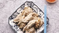 Kuotie Koe di Kemayoran menawarkan kuotie panggang atau goreng dengan isian ayam. Selain yang original, ada isian ayam pedas. Di aplikasi ojek online, harga per 10 buah Rp 70 ribu. Foto: kuotie.koe