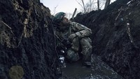 Para prajurit Ukraina melakukan perlawanan di parit-parit pertahanan yang berada di garis depan.