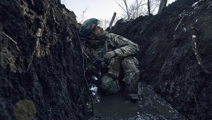 Pasukan Ukraina menggunakan taktik perang parit untuk melawan Rusia di Bakhmut. Begini situasi parit yang menjadi benteng pertahanan Ukraina.