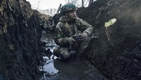 Para prajurit Ukraina terus memantau situasi di sekitar parit pertahanan.