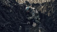 Parit selebar badan manusia ini digunakan untuk mempertahankan wilayah Bakhmut dari serangan Rusia.