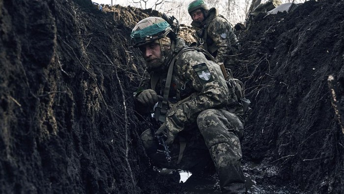 Pasukan Ukraina menggunakan taktik perang parit untuk melawan Rusia di Bakhmut. Begini situasi parit yang menjadi benteng pertahanan Ukraina.