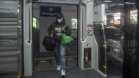 Ia menambahkan, selagi mengkaji tarif, pihaknya juga memberikan berbagai promo untuk perjalanan menggunakan KA Bandara. Selain itu, pihaknya juga menambah perjalanan KA Bandara dari Stasiun Manggarai menuju Bandara Soekarno-Hatta. ANTARA FOTO/MUHAMMAD ADIMAJA