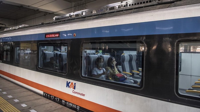 Petugas berada di samping Kereta Api (KA) Bandara Soekarno-Hatta di Stasiun Manggarai, Jakarta, Senin (6/3/2023). PT Railink mengumumkan, secara resmi tak lagi menjadi operator Kereta Api (KA) Bandara Soekarno-Hatta, dikarenakan Railink akan lebih memfokuskan diri sebagai operator KA Bandara Yogyakarta Internasional Airport (YIA) dan KA Bandara Kualanamu-Medan (KNO). ANTARA FOTO/Muhammad Adimaja/hp.