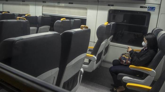 Petugas berada di samping Kereta Api (KA) Bandara Soekarno-Hatta di Stasiun Manggarai, Jakarta, Senin (6/3/2023). PT Railink mengumumkan, secara resmi tak lagi menjadi operator Kereta Api (KA) Bandara Soekarno-Hatta, dikarenakan Railink akan lebih memfokuskan diri sebagai operator KA Bandara Yogyakarta Internasional Airport (YIA) dan KA Bandara Kualanamu-Medan (KNO). ANTARA FOTO/Muhammad Adimaja/hp.