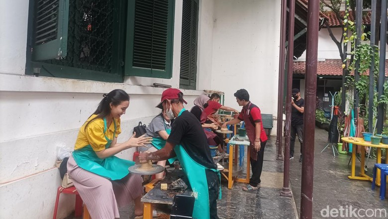 Membuat keramik di Museum Seni dan Keramik Jakarta