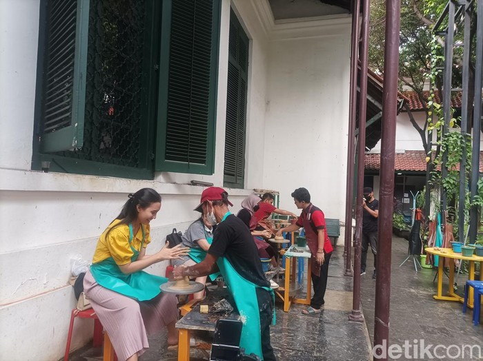 Membuat keramik di Museum Seni dan Keramik Jakarta
