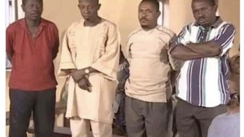 Meme lini pertahanan MU yang benar-benar payah. Foto: Twitter