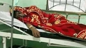 Kondisi fans MU yang diinfus. Foto: Twitter