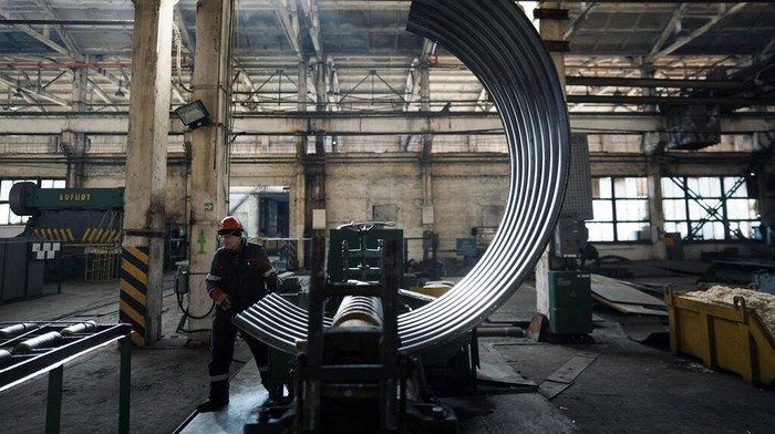 Mengintip Pembuatan Bunker untuk Pejuang Garis Depan Ukraina Workers weld and cut metal as they build a shelter in a plant of Metinvest company, in Kryvyi Rih, Ukraine, Thursday, March 2, 2023. The plant, which is part of Renat Akhmetov's Metinvest metals and mining holding, ships metal shelters to frontline. (AP Photo/Thibault Camus)