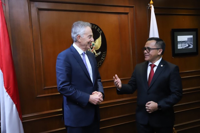 Menteri Pendayagunaan Aparatur Negara dan Reformasi Birokrasi (PAN-RB) Abdullah Azwar Anas menerima kedatangan Tony Blair yang merupakan Executive Chairman Tony Blair Institute (TBI) sekaligus mantan Perdana Menteri (PM) Inggris di kantor Kementerian PANRB, Senin (6/3/2023).