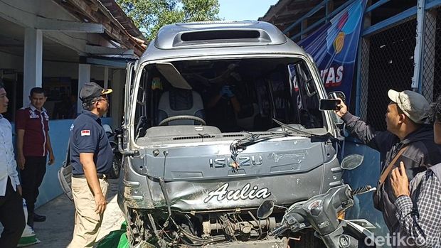 Minibus Ansor Tulungagung dilempar batu di Trenggalek