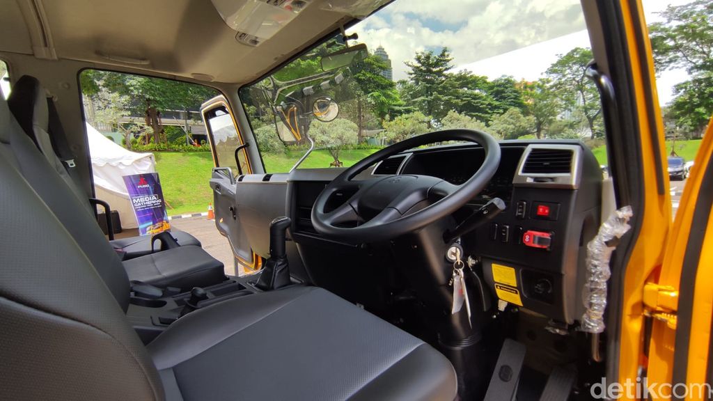 Mitsubishi Fuso Fighter X edisi gelap.