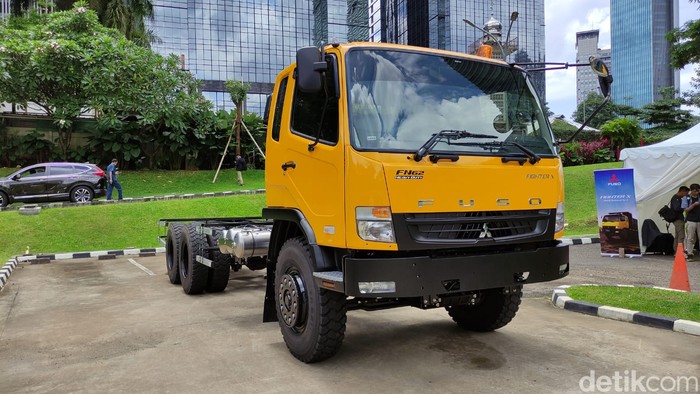 Mitsubishi Fuso Fighter X edisi gelap.