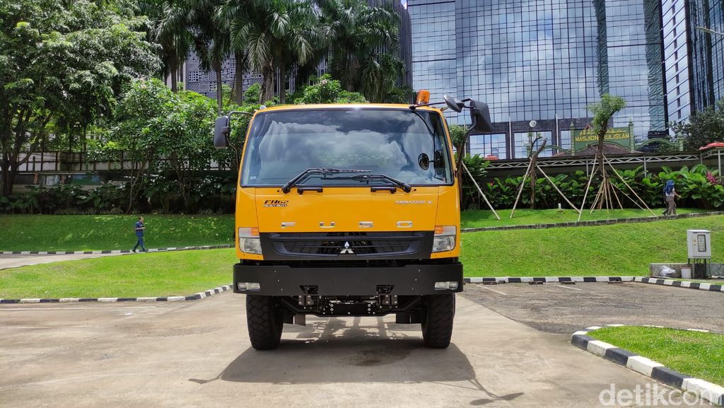 Mitsubishi Fuso Fighter X edisi gelap.