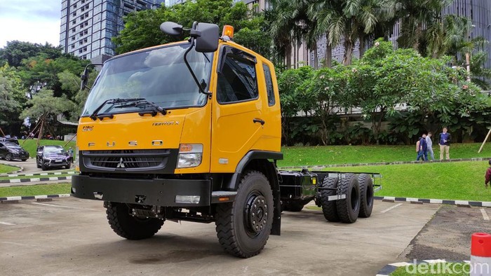 Mitsubishi Fuso Fighter X edisi gelap.