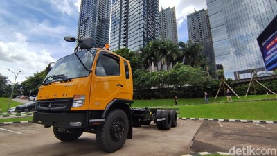 Garangnya Truk Baru Mitsubishi Fuso Edisi Gelap