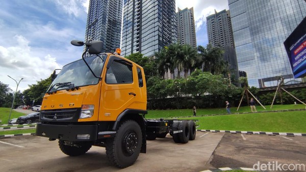 Garangnya Truk Baru Mitsubishi Fuso Edisi Gelap