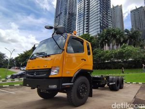 Garangnya Truk Baru Mitsubishi Fuso Edisi Gelap