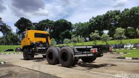 Mitsubishi Fuso Fighter X edisi gelap memiliki dimensi panjang 8.475 mm, lebar 2.482 mm, tinggi 2.712 mm dan jarak sumbu roda 1.925 mm. Sementara berat kosongnya 26 ribu kilogram dengan rincian 6 ribu kg di depan dan 20 ribu kg di belakang. Foto: Septian Farhan Nurhuda/detik.com