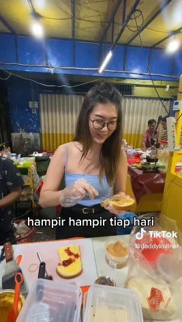 Model cantik bernama Jessica jualan roti panggang di Kelapa Gading