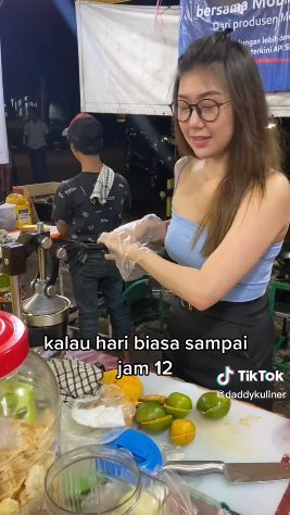 Model cantik bernama Jessica jualan roti panggang di Kelapa Gading