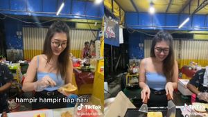 Viral Model Cantik Jualan Roti Panggang, Laris Manis Diserbu Pelanggan