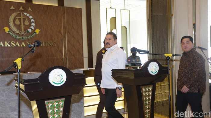 Momen Erick Thohir Lapor Jaksa Agung Temuan Kasus Korupsi di BUMN Menteri BUMN Erick Thohir menyambangi kantor Jaksa Agung ST Burhanuddin. Erick ternyata melaporkan soal adanya temuan dugaan kasus korupsi, Senin (6/3/2023).