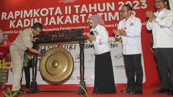 Muhammad Anwar Buka Rapimkota II Kadin Jaktim Walikota Jakarta Timur Muhammad Anwar Rapat Pimpinan Kota (Rapimkot) II Kadin Jakarta Timur, Senin (6/3/2023).