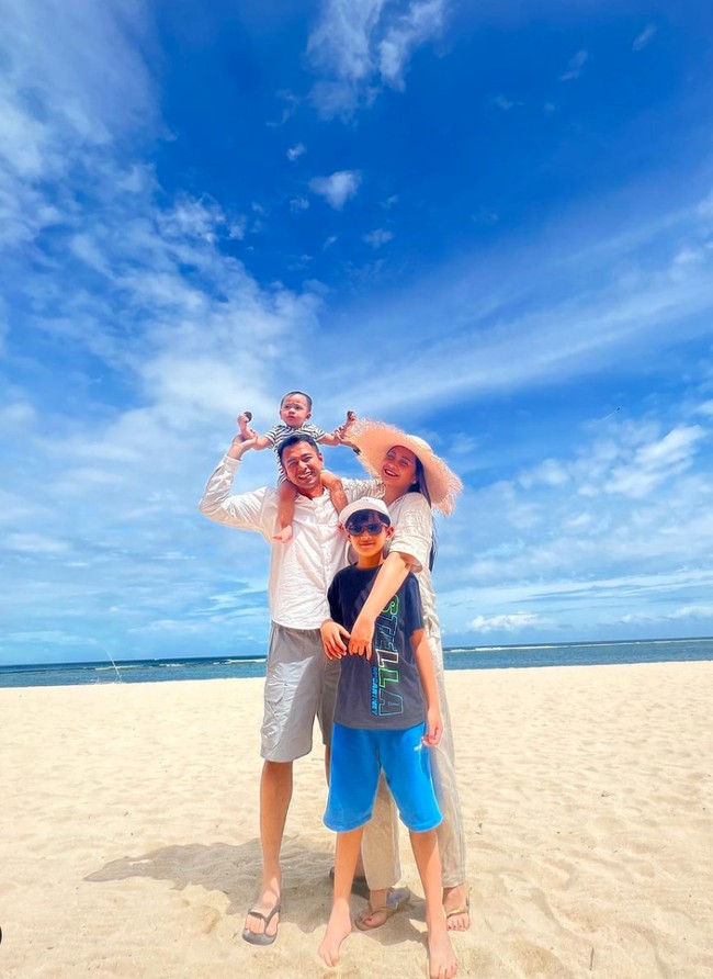 Nagita dan Raffi juga mengajak serta kedua anak mereka, Rafathar dan Rayyanza. Terlihat keempatnya berpose bersama di pantai Bali. Foto: Instagram/@raffinagita1717