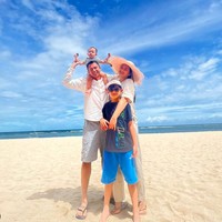 Nagita dan Raffi juga mengajak serta kedua anak mereka, Rafathar dan Rayyanza. Terlihat keempatnya berpose bersama di pantai Bali. Foto: Instagram/@raffinagita1717