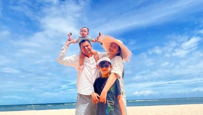 8 Foto Nagita Slavina Liburan Keluarga di Bali, Berbikini Bareng Nisya Ahmad